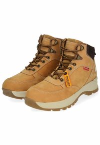 Botas de senderismo de ante marrón claro con un diseño de tobillo alto, cordones marrones, suelas beige y una etiqueta prominente adjunta. Detalle de costura en toda la bota.