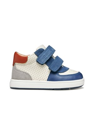 Baskets montantes pour enfant avec empiècements bleu, blanc, gris et marron, deux bandes Velcro bleues et côtés en cuir blanc perforé.