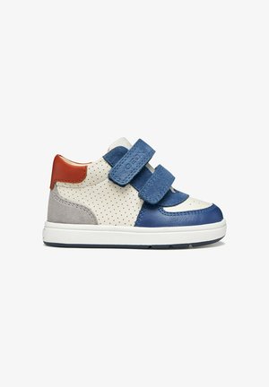 Baskets montantes pour enfant avec empiècements bleu, blanc, gris et marron, deux bandes Velcro bleues et côtés en cuir blanc perforé.