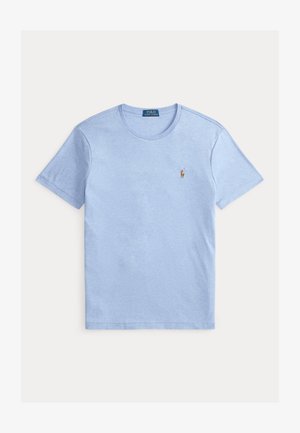 Šviesiai mėlynas medvilninis marškinėliai su trumpomis rankovėmis ir apvaliu kaklu. Yra mažas išsiuvinėtas logotipas kairėje krūtinės pusėje. Lygus paviršius.