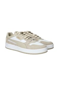 Beige sportcipők sima bőrből és velúrból készült felsőrészsel, fehér kiegészítőkkel, párnázott bokarésszel és strukturált gumi talppal.