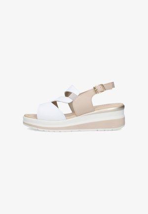 Sandalo donna con zeppa bianco e beige, suola imbottita, punta aperta, cinturini incrociati e fibbia dorata regolabile sulla caviglia.