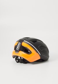 Casco da ciclismo nero e arancione con forma aerodinamica, fori di ventilazione e cinturino regolabile con il nome del marchio "POC."