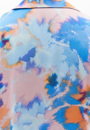 Zijdeachtige stof met een tie-dye patroon in pastelblauw, roze en oranje. Heeft een zachte textuur met subtiele kleurvariaties en vloeiende vormen.