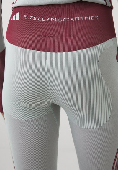 Világos menta zöld, magas derékú, bordázott leggings bordó derékkal. Az oldalon logó és texturált panelek találhatóak.