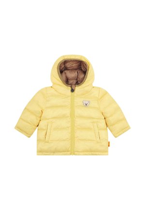 Gelbe Pufferjacke mit Reißverschluss vorne, Kapuze und zwei Vordertaschen. Sie hat ein braunes Innenfutter und ein Bären-Patch auf der Brust.