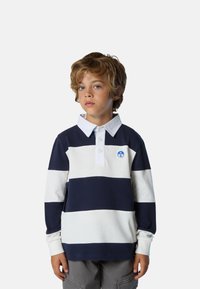 Polo a maniche lunghe a righe navy e bianche con colletto bianco, dotato di chiusura a bottoni e piccolo logo blu sul petto.
