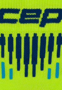 Calcetín amarillo neón con el logo en azul marino "cep" y rayas paralelas verticales. Presenta pequeños acentos azules debajo de las rayas. Textura de punto.