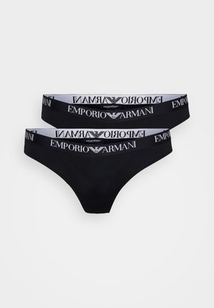 Fio dental preto Emporio Armani com uma ampla faixa elástica com um logotipo repetido em branco. Textura de tecido suave.