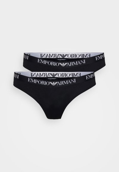 Fekete Emporio Armani tangás alsónemű, széles elasztikus derékpánttal, fehér színű, ismétlődő logóval. Simaságával jeleskedő szövet.