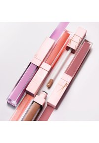 Six tubes de gloss à lèvres aux teintes rose, violet, pêche, bronze et mauve, avec un applicateur montrant un gloss bronze métallique.