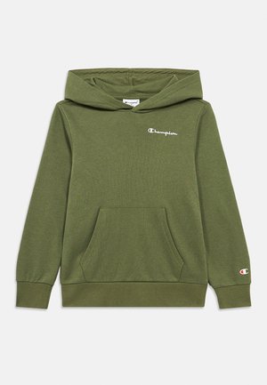 Alyvuogių žalios spalvos Champion džemperis su kapišonu, priekine kišene, rankogaliais su briaunomis ir balta Champion logotipu ant krūtinės bei kairės rankovės.