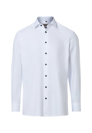 Biała męska koszula z długim rękawem, czarnymi guzikami i ostrym kołnierzem, prezentowana na jednolitym białym tle.