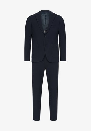 Granatowy garnitur z jednorzędową marynarką z dwoma przednimi kieszeniami oraz dopasowanymi spodniami; wykonany z teksturowanego materiału, gładka podszewka wewnętrzna.