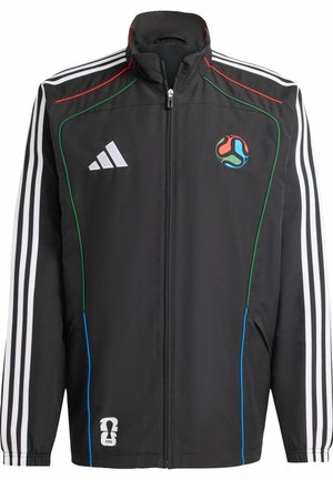 Chaqueta deportiva negra con acentos en rojo, verde y azul, que presenta rayas blancas en las mangas y un logo de la FIFA. Con cremallera en la parte delantera y cuello alto.