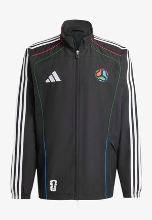 Chaqueta deportiva negra con acentos en rojo, verde y azul, que presenta rayas blancas en las mangas y un logo de la FIFA. Con cremallera en la parte delantera y cuello alto.