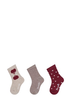 Drei Paare gestrickter Socken: beige mit Herzdesign, hellbraun mit Rautenmuster und burgunderrot mit weißen Herzen, alle knöchelhoch.