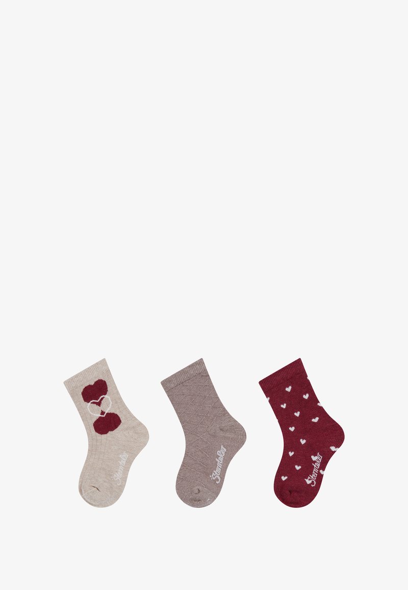 Drei Paare gestrickter Socken: beige mit Herzdesign, hellbraun mit Rautenmuster und burgunderrot mit weißen Herzen, alle knöchelhoch.