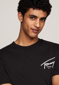 Tommy Jeans SIGNATURE TEE - T-shirt estampada - black