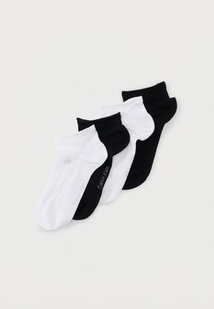 Viis paari madala lõikega sokke, musta ja valge vaheldumisi, mõnedel nähtaval "Calvin Klein" bränding külje peal.