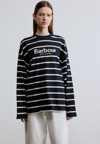Langarmshirt met marineblauwe en witte strepen en het Barbour-logo in een losse pasvorm. Gemaakt van zachte stof, met verlaagde schouders en een ronde hals.