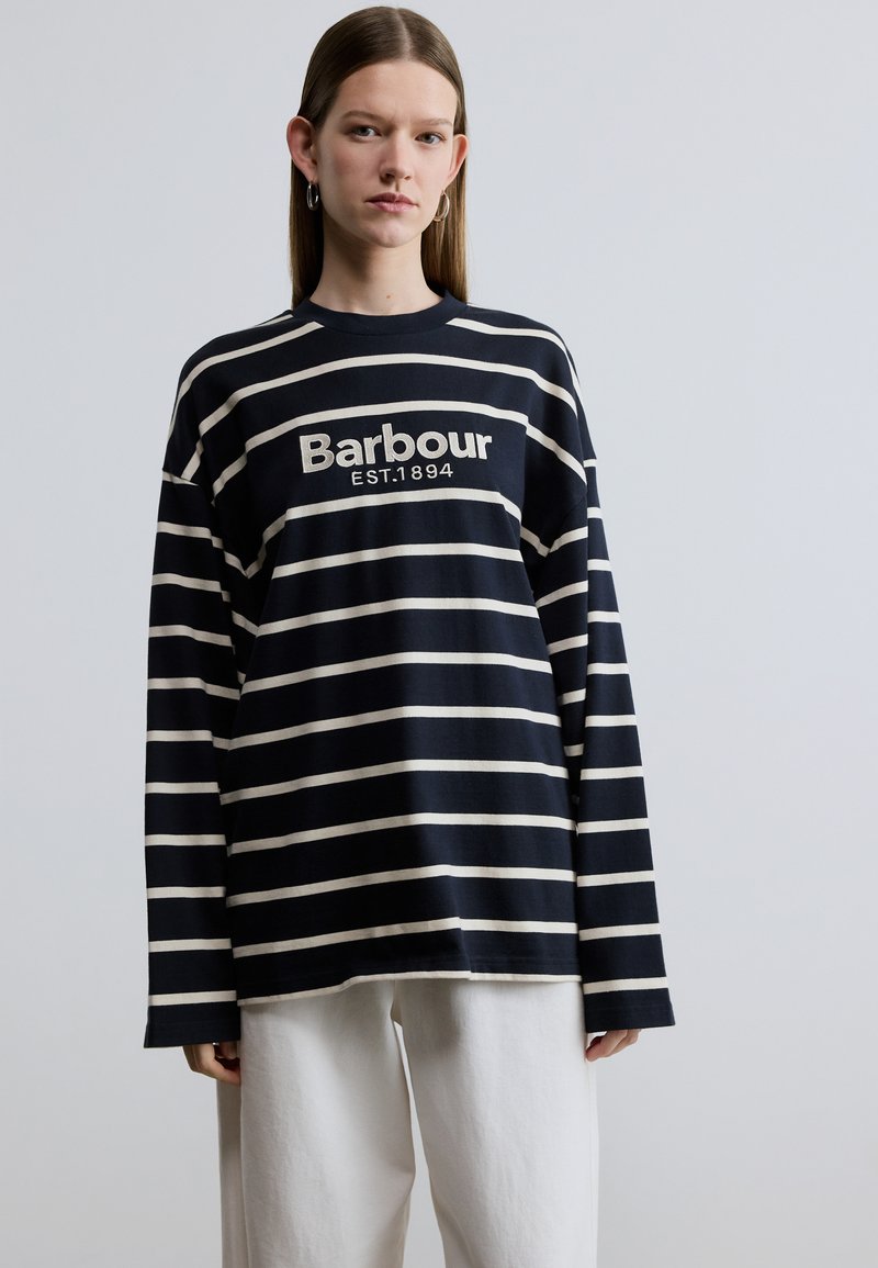 Langarmshirt met marineblauwe en witte strepen en het Barbour-logo in een losse pasvorm. Gemaakt van zachte stof, met verlaagde schouders en een ronde hals.