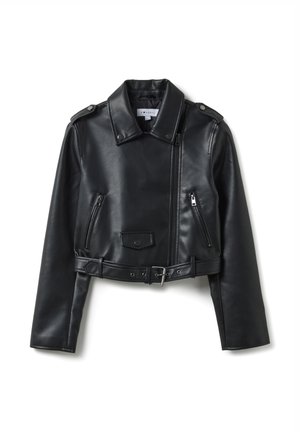 Schwarze, kurz geschnittene Bikerjacke aus Leder mit Kragen, vorderem Reißverschluss, mehreren Reißverschlusstaschen und tailliertem Gürtel. Mit Schulterklappen ausgestattet.