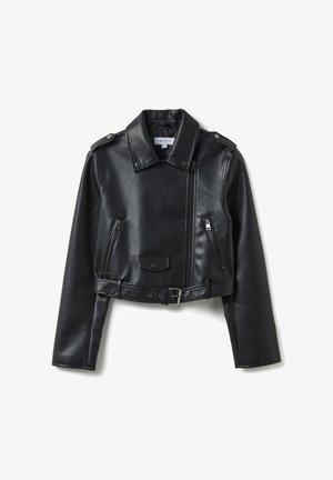 Schwarze, kurz geschnittene Bikerjacke aus Leder mit Kragen, vorderem Reißverschluss, mehreren Reißverschlusstaschen und tailliertem Gürtel. Mit Schulterklappen ausgestattet.