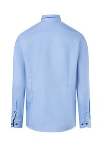 Jasnoniebieska koszula z długim rękawem, z wyraźnym kołnierzykiem, bocznymi rozcięciami i czarnymi guzikami na mankietach. Gładka faktura i dopasowany krój.