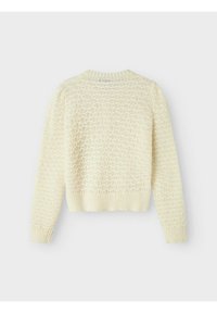 Maglione lavorato a maglia di colore crema con un motivo a rombi testurizzato, polsini e orlo a coste, e scollatura rotonda.
