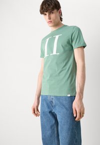 Les Deux ENCORE T-SHIRT - T-shirt print - dark ivy green/white