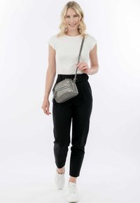 Sidabrinė per petį ne�šama rankinė su keliais užtrauktukais. Lygi metalinė apdaila, reguliuojama petneša ir mažas logotipo akcentas priekyje.