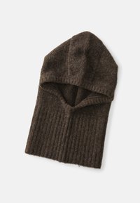 Rășchită maro tricotată cu un design texturat cu nervuri și un tiv pliabil. Fabricată dintr-un material moale și cald. Prezintă un vârf ascuțit.