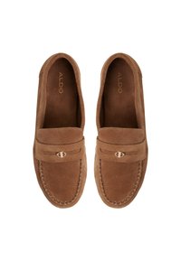 Bruine suède loafers met een moccasinontwerp, voorzien van een decoratieve metalen accent en contrasterende stiksels langs de randen.
