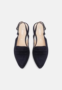 Ett par svarta mocka slingback-flat med spetsig tå, dekorativ rem och spänne, storlek 4½, sett uppifrån på vit bakgrund.