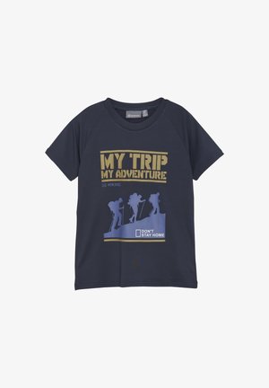 Mornarsko modra majica iz mehkega blaga, ki ima grafični tisk v zlati in svetlo modri barvi s silhuetami planinarjenja in besedilom. Okrogli ovratnik, kratki rokavi.