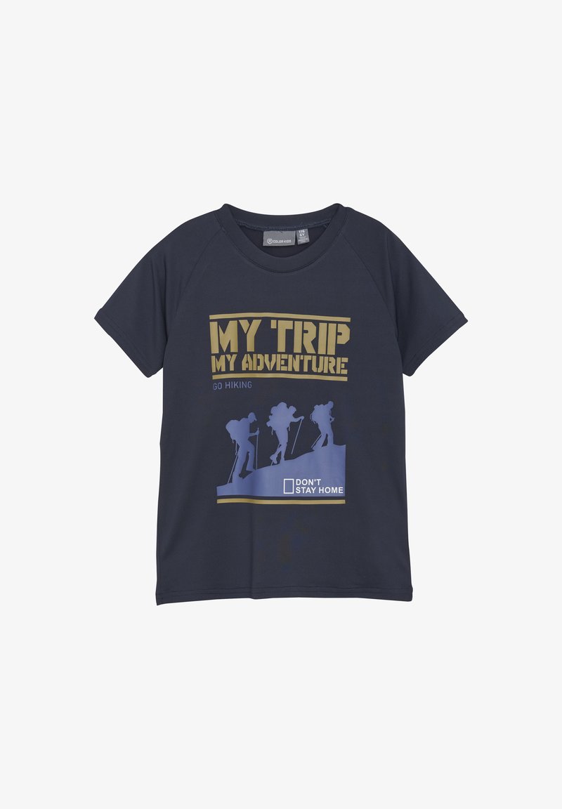 Camiseta de color azul marino fabricada con tejido suave, con un estampado gráfico en dorado y azul claro que muestra siluetas de senderismo y texto. Cuello redondo y mangas cortas.