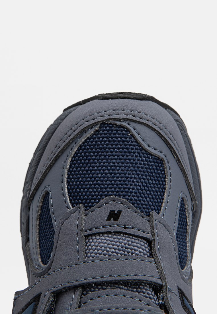 Blauwe sport schoen met een bovenwerk van mesh, suède accenten en gedetailleerde stiksels. Beschikt over een prominente logo op de tong en een verstevigde neus.