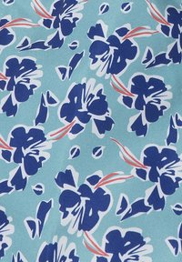 Tessuto azzurro chiaro con un motivo floreale che presenta fiori blu scuri e accenti rossi. La texture appare liscia e morbida, senza hardware visibile.