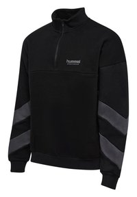 Pullover in pile nero con colletto a zip quartò, caratterizzato da strisce a chevron grigie sulle maniche e un logo sulla parte superiore del petto.