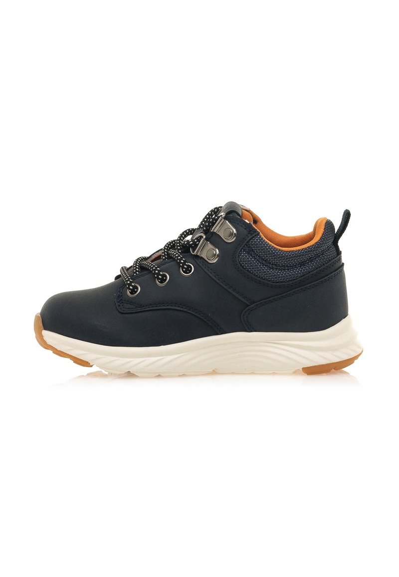 Marineblaue Sportschuhe mit einem glatten, synthetischen Obermaterial, reflektierenden Akzenten, oranger Innenausstattung und einer weißen, strukturierten Gummisohle.