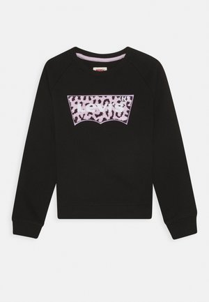 Sweatshirt noir à manches longues avec un patch logo Levi's imprimé léopard rose sur la poitrine.