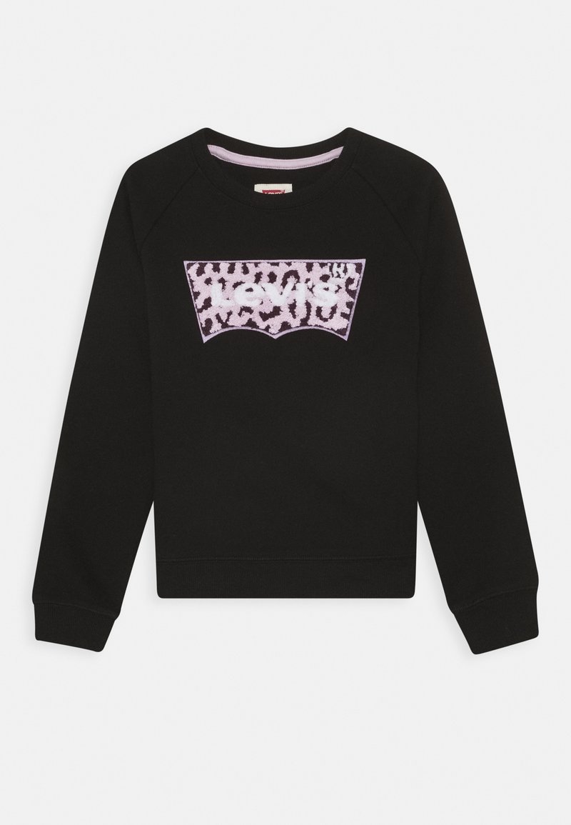 Sweatshirt noir à manches longues avec un patch logo Levi's imprimé léopard rose sur la poitrine.