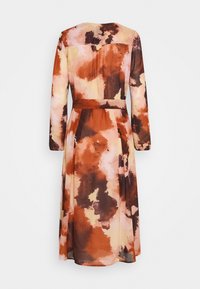 Pitkähihainen mekko, jossa on abstrakti vesiväri kuvio. Värit sisältävät oranssia, ruskeaa ja kermaa. Mekossa on istuva vyötärö ja virtaava hame.