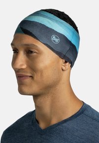 Diadema con rayas onduladas azules y negras, con el logo de "Buff". Hecha de tela, diseñada para ajustarse cómodamente alrededor de la cabeza.