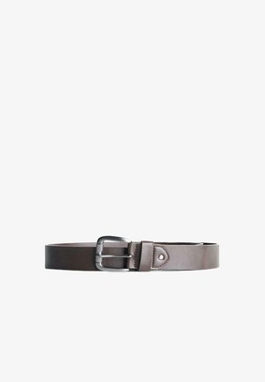 Hnedý kožený opasok s textúrovaným povrchom, striebornou kovovou prackou a jednoduchým dizajnom, ktorý je doplnený o štepovací dekor.