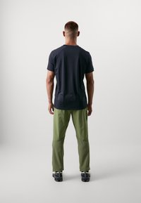 On TREK - Sports T-shirts - black