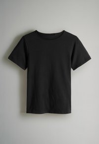 Schwarzes Baumwoll-T-Shirt mit rundem Halsauschnitt und kurzen Ärmeln. Glatte Textur, normale Passform, keine Muster oder zusätzlichen Akzente.