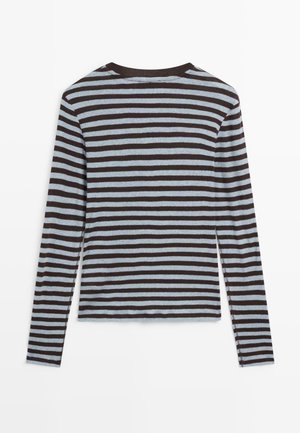 Hnědě a světle modře pruhovaná košile s dlouhým rukávem a kulatým výstřihem. Měkká látka, rovný střih, boční rozparky na lemu.