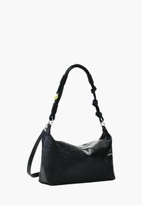 Mustast nahast õlakott, millel on reljeefsed lillemustrid, sõlme pandel, hõbedane lukk ja väikese südamekujuline ripats rihmal.